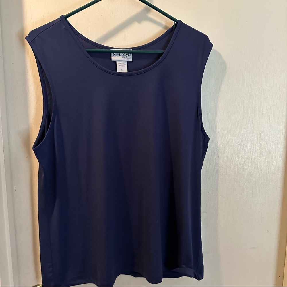 Women’s Tank Top Sleeveless  Preowned Size XL   Navy color